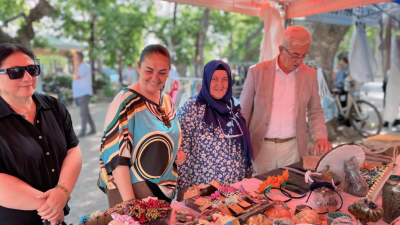 Erdek Halk Eğitim Merkezi kursiyerlerinin yılsonu sergisini ziyaret eden Erdek