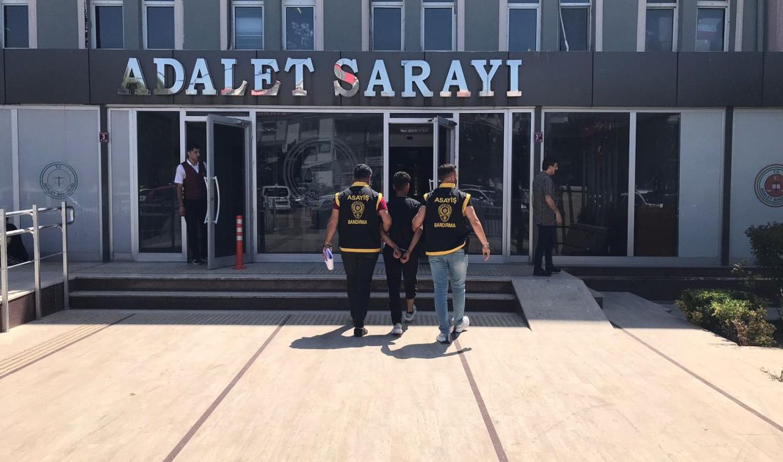 Bandırma’da alkollü şekilde araç kullanan trafik magandası, polisten kaçmaya çalışırken