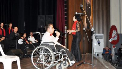Balıkesir Sakatlar Derneğine bağlı üyelerden oluşan Engelsiz Düşler Korosu Salih
