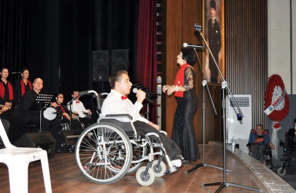 Engelsiz Düşler korosundan muhteşem konser Balıkesir Sakatlar Derneğine bağlı üyelerden oluşan Engelsiz Düşler Korosu Salih