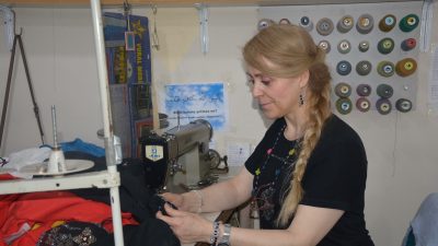 Düğün sezonunun gelmesiyle birlikte terzilerde rağbet arttı. Yıllardır esnaflık yapan