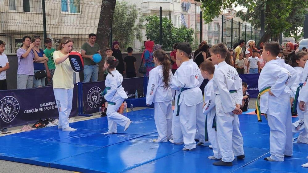Sakarya İlkokulunda sporcu öğrenciler şov yaptılar Koşabiliyorken Koş proje dahilinde Sakarya İlkokulunda yetişen sporcu öğrenciler kendilerini
