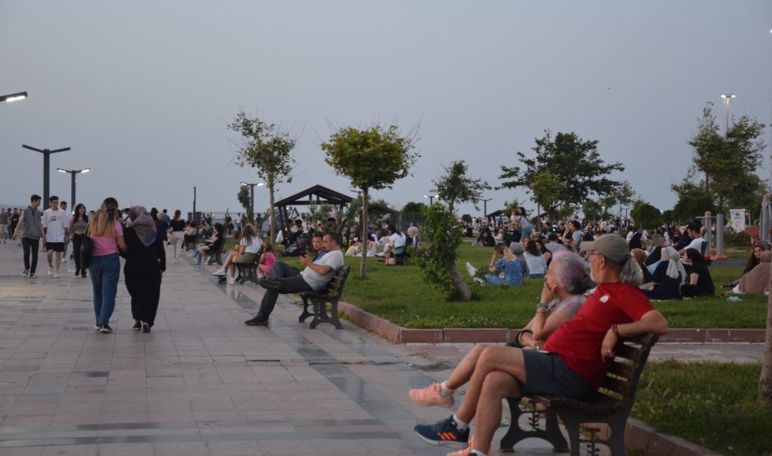 Sıcaktan bunalan Bandırmalılar sahillere akın etti Yaz ayının gelmesiyle birlikte sıcaktan bunalan ve konser saatine kadar