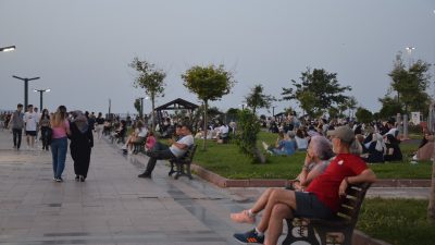 Yaz ayının gelmesiyle birlikte sıcaktan bunalan ve konser saatine kadar