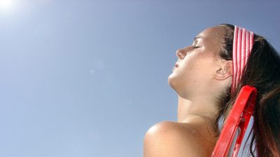 Hava sıcaklarının artmasıyla güneş ışınları bireyler için risk oluştururken, Dermatoloji