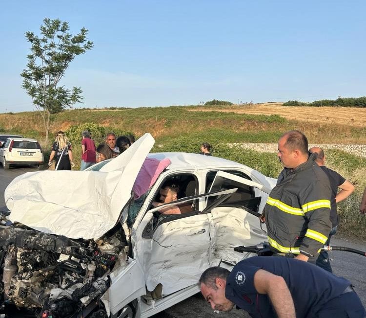 Erdek Tatlısu kavşağında kaza: 1 yaralı Tatlısu kavşağında 3 aracın karıştığı kazada 1 kişi yaralandı.Bandırma-Erdek karayolu