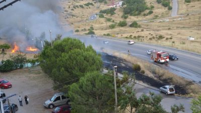 Karesi’de ana yolda meydana gelen araç yangınında yol kenarında bulunan
