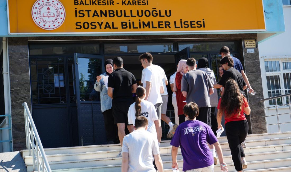 Balıkesir’de YKS heyecanı Türkiye üniversite sınavı heyecanı yaşıyor. YKS’ye giren öğrenciler sabah saatlerinde