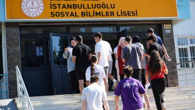 Türkiye üniversite sınavı heyecanı yaşıyor. YKS’ye giren öğrenciler sabah saatlerinde