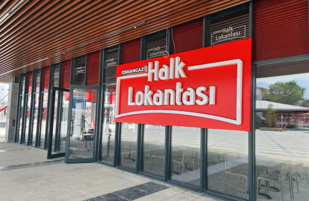 Bursa’nın ilk halk lokantası açılıyor Osmangazi Belediyesi’nin vatandaşlara 4 çeşit yemeği yalnızca 80 liraya sunacağı