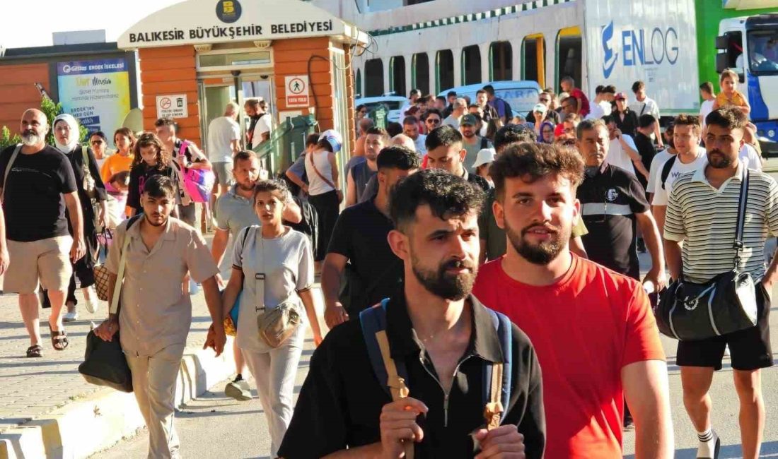 Adalardan dönen tatilciler trafiğe neden oldu Erdek’te tatilciler nedeniyle yoğun araç ve yaya trafiği yaşanıyor. Kurban