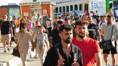 Erdek’te tatilciler nedeniyle yoğun araç ve yaya trafiği yaşanıyor. Kurban