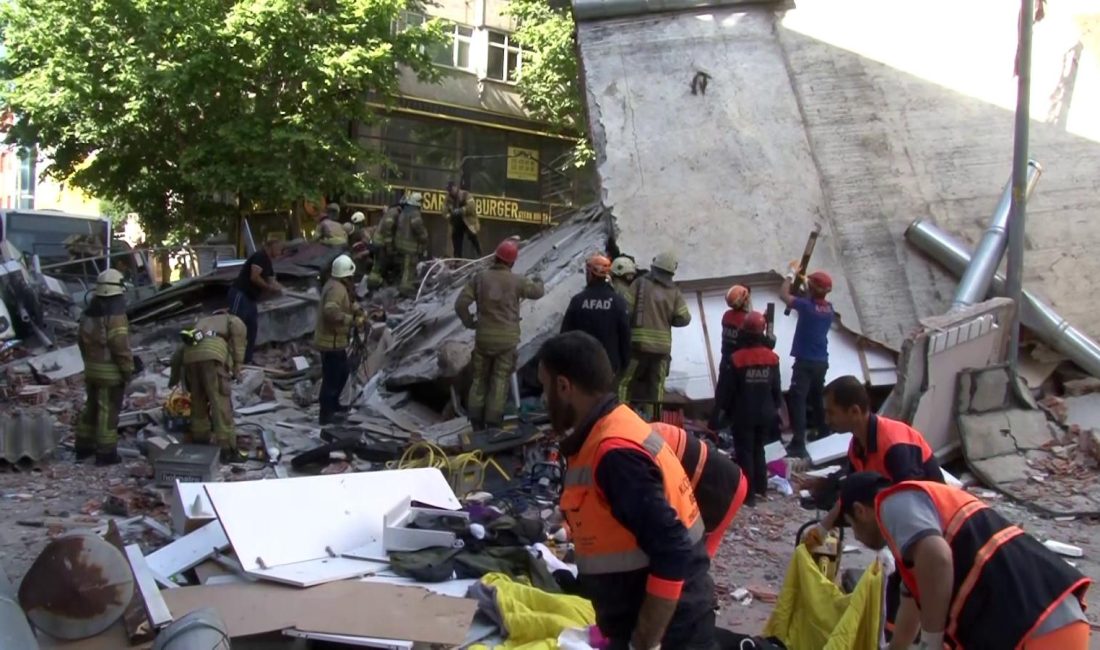 Küçükçekmece’de 3 katlı bina çöktü: Enkaz altındaki yaralıları kurtarma çalışmaları devam ediyor Küçükçekmece’de henüz belirlenemeyen bir nedenle 3 katlı bina çöktü. Enkaz