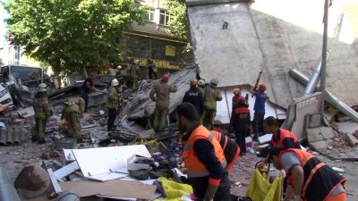 Küçükçekmece’de henüz belirlenemeyen bir nedenle 3 katlı bina çöktü. Enkaz
