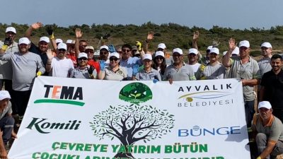Ayvalık'ta g&ouml;n&uuml;ll&uuml;ler tarafından d&uuml;zenlenen &ccedil;evre temizliği etkinliğinde yaklaşık 100 kilogram