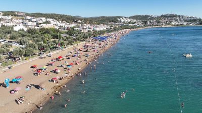 Burhaniye’de Kurban Bayramı dolayısıyla Mavi Bayrak Plajlarına turistler akın etti.