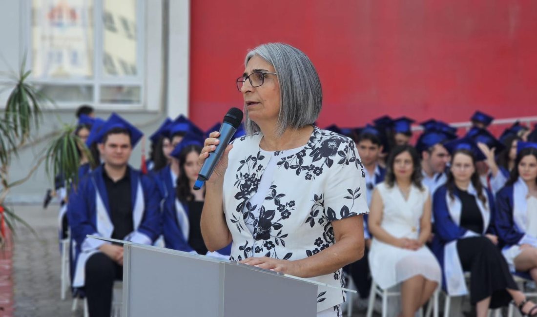 Bandırma Bahçeşehir Koleji,öğrencilerini görkemli törenle mezun etti Bandırma Bahçeşehir Koleji’nde düzenlenen mezuniyet töreni çeşitli etkinliklerle kutlandı. Bandırma