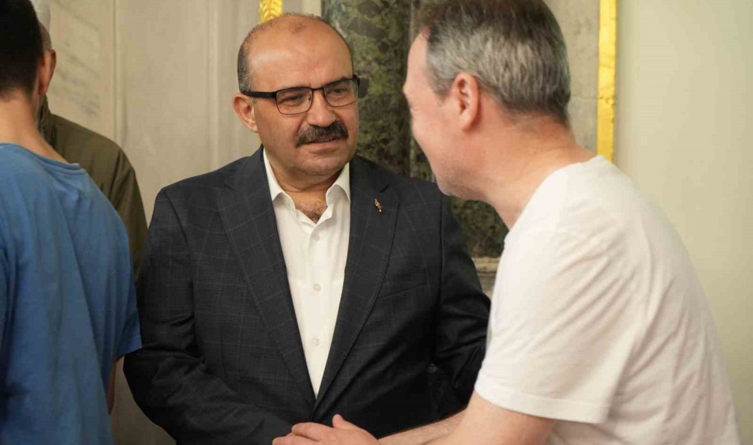 Balıkesir protokolü Zağnos Paşa Cami’nde buluştu Balıkesir protokolü, Zağnos Paşa Cami’nde önce bayram namazı kıldı, ardından