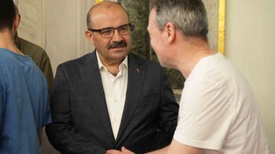 Balıkesir protokol&uuml;, Zağnos Paşa Cami&rsquo;nde &ouml;nce bayram namazı kıldı, ardından