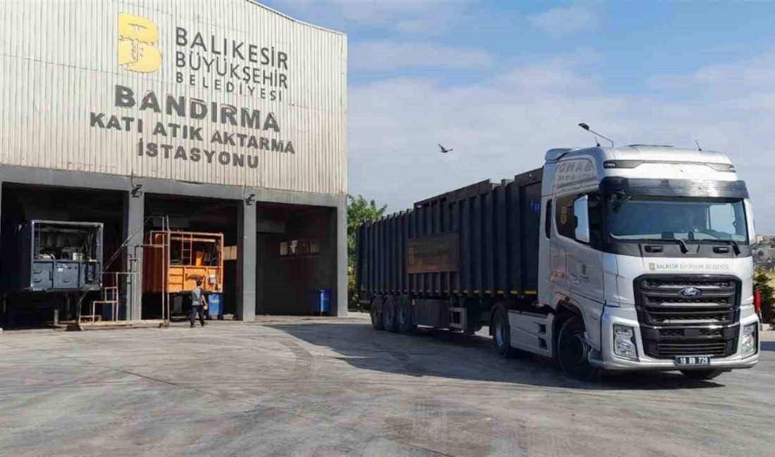 Balıkesir’de bayram tatilinde 15 bin ton çöp toplandı Atık taşıma faaliyetlerini aralıksız sürdüren Balıkesir Büyükşehir Belediyesi, geride bıraktığımız