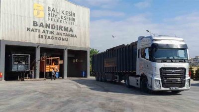 Atık taşıma faaliyetlerini aralıksız s&uuml;rd&uuml;ren Balıkesir B&uuml;y&uuml;kşehir Belediyesi, geride bıraktığımız
