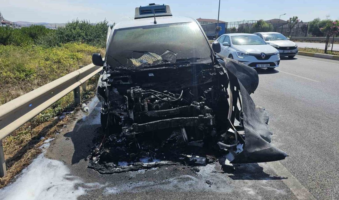 Bandırma’da seyir halindeki araç alev aldı Bandırma'da seyir halindeki araç alev aldı, araç kullanılamaz hale geldi. Bandırma-