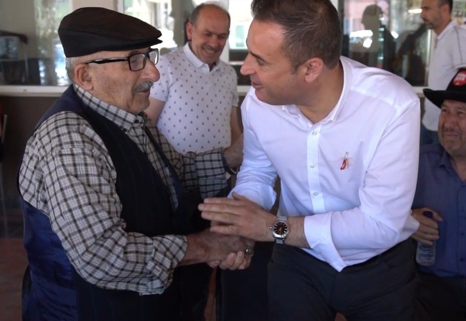 Başkan Akın, bayramı vatandaşlarla iç içe geçiriyor Balıkesir Büyükşehir Belediye Başkanı Ahmet Akın, Kurban Bayramı’nı vatandaşlarla iç