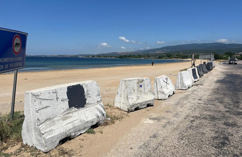 Erdek Belediyesi’nden turizme barikat Erdek Belediyesi tarafından Balıkesir Büyükşehir Belediyesi’ne ait beton barikatlar izinsiz