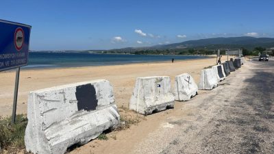 Erdek Belediyesi tarafından Balıkesir Büyükşehir Belediyesi’ne ait beton barikatlar izinsiz