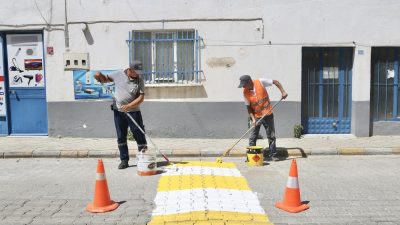 &nbsp;Burhaniye Belediyesi Fen İşleri M&uuml;d&uuml;rl&uuml;ğ&uuml; ekipleri, il&ccedil;edeki yaya ge&ccedil;itlerini boyayarak