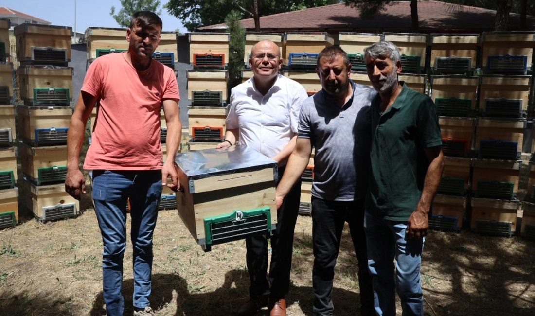 Susurluk öğrencilerinden çiftçilere “540 arı kovanı” Susurluk MTAL öğrencileri ve öğretmenler tarafından yapılan 540 adet arı