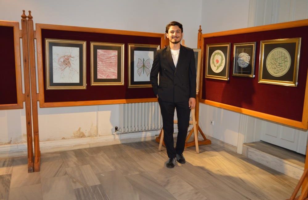 Ebru Sanatçısı Yücel Edis’ten muhteşem ebru sergisi Ebru sanatçısı Yücel Edis’ten ‘Hayat’ temalı ebru sergisi açıldı. Devlet