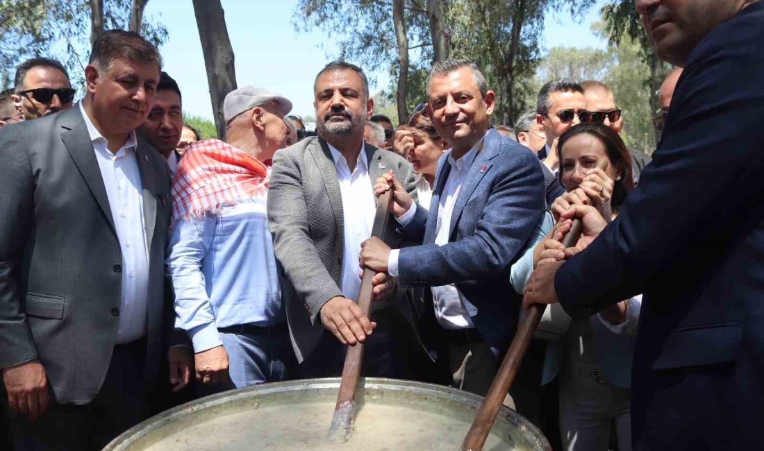 Cumhuriyet Halk Partisi (CHP) Genel Başkanı Özgür Özel, Manisalı hemşehrileriyle