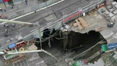 &Ccedil;in&rsquo;de bir metro inşaatında iki su borusunu patlaması nedeniyle yolda