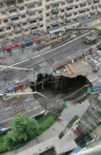 &Ccedil;in&rsquo;de bir metro inşaatında iki su borusunu patlaması nedeniyle yolda