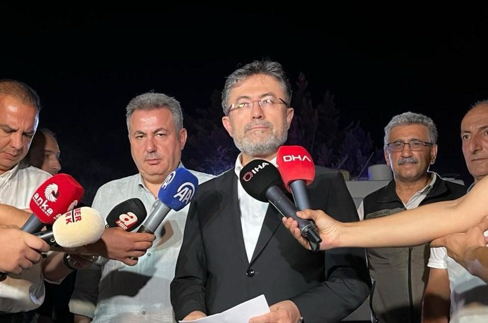 Bakan Yumaklı: “İzmir Menderes’teki çıkan yangın hobi bahçesinden çıktı” İzmir’de bugün toplam 22 yangının çıktığını söyleyen Tarım ve Orman