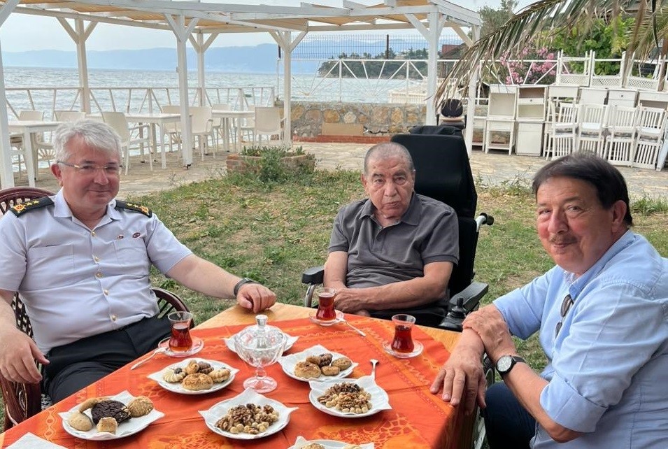 Ayvalık’ın efsanevi Başkanı Ahmet Tüfekçi’ye İl Jandarma Komutanı Alkan’dan anlamlı ziyaret Ayvalık’ta “efsanevi” olarak nitelendirilen eski Belediye Başkanı Ahmet Tüfekçi’ye anlamlı