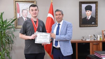 Bilim Olimpiyatları’nda elde ettikleri başarılarla gurur kaynağı olan Balıkesir’in genç