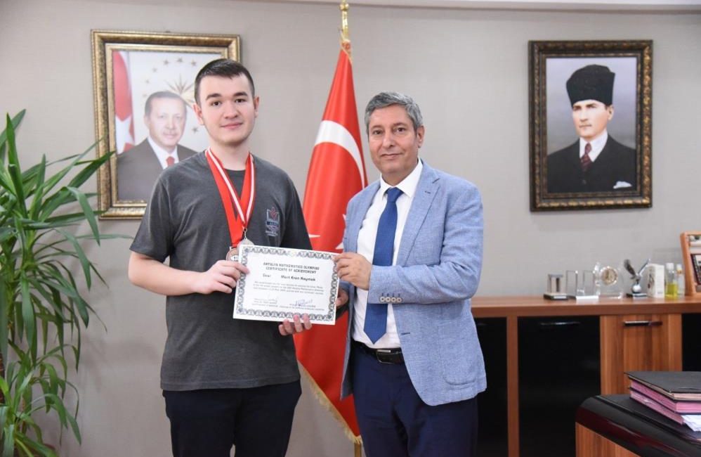 Bilim Olimpiyatları’nda elde ettikleri başarılarla gurur kaynağı olan Balıkesir’in genç