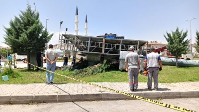Ankara’da fırtına sebebiyle yerinden sökülen reklam panosunun altında kalan 22