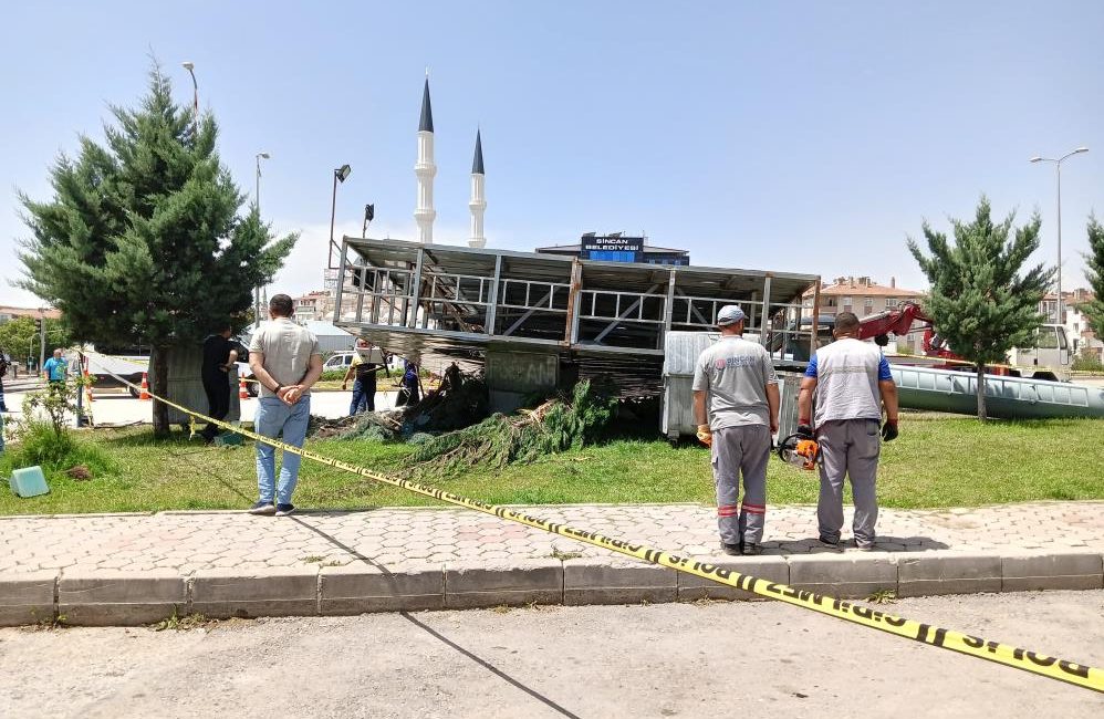 Fırtınanın devirdiği reklam panosunun altında kalan genç kız hayatını kaybetti Ankara’da fırtına sebebiyle yerinden sökülen reklam panosunun altında kalan 22
