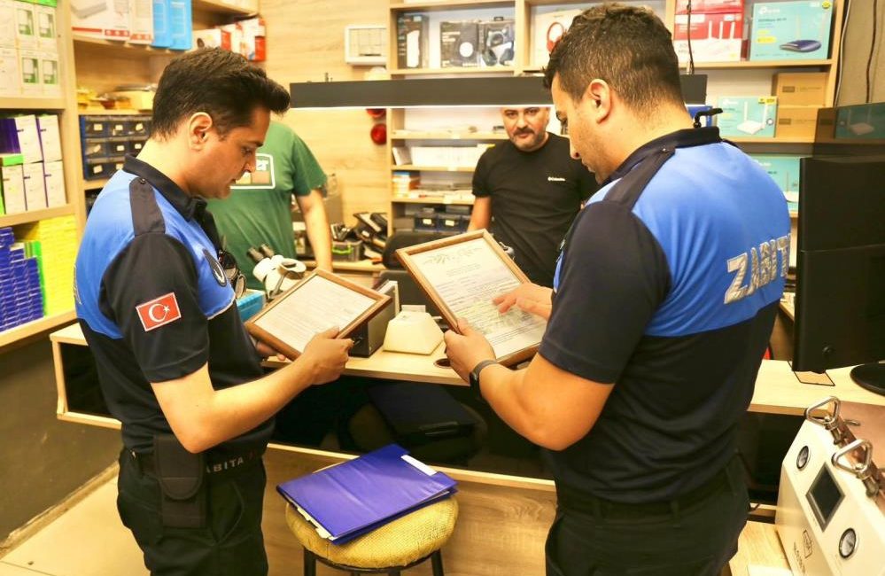 Burhaniye Belediyesi, ruhsat sorunlarını çözüme kavuşturuyor Burhaniye Belediyesi, yaptığı denetimler sonucunda bazı iş yerlerinde ruhsat eksikleri