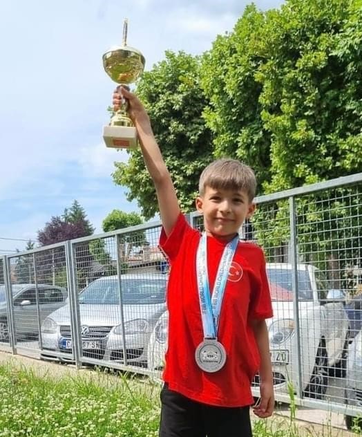Balıkesirli minik sporcu Emrah Şenay, dünya ikincisi oldu Altıeylül Burhan Erdayı İlkokulu öğrencisi Emrah Şenay, Sırbistan’da düzenlenen Jimnastik