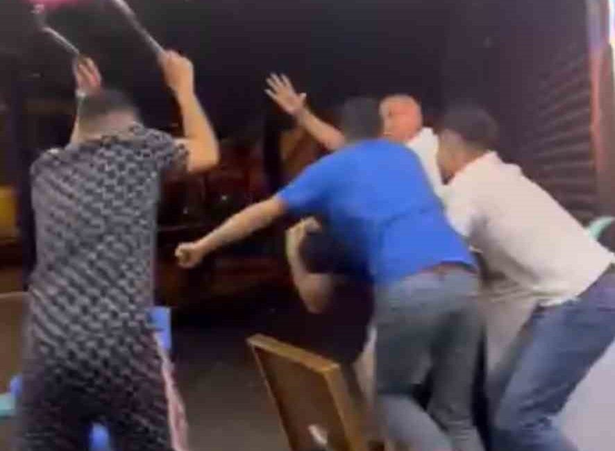 Dondurmacıda tekme, yumruk ve tabureli kavga kamerada: 1 kişiye 5 kişi saldırdı Kağıthane’de bir dondurmacı önünde çıkan kavgada bir genç 5 kişi