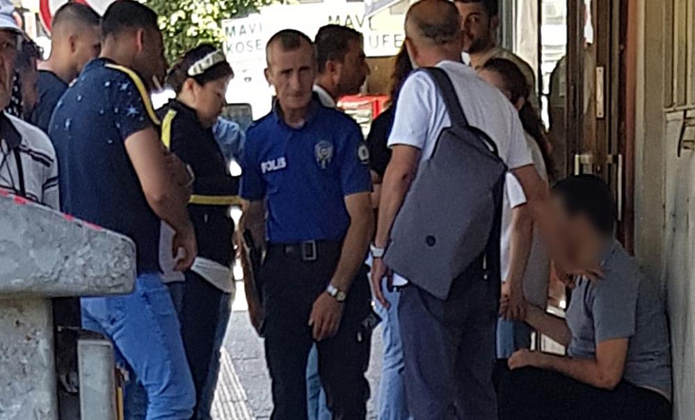 Sinir krizi geçiren otizmli genç, 2 iş yerine zarar verdi Edremit’te sinir krizi geçirdikten sonra evden kaçan otizmli genç, iki