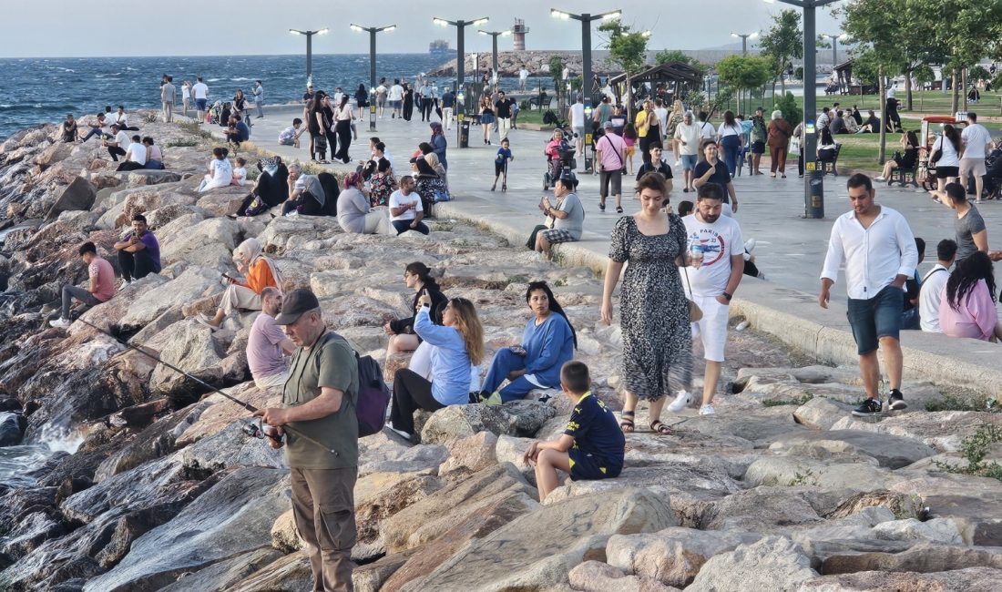 Bandırma’da hava sıcaklıklarının artması ve tatil dolayısıyla vatandaşlar sahil bandına