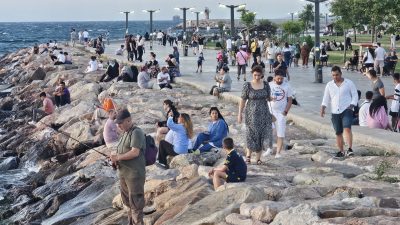 Bandırma’da hava sıcaklıklarının artması ve tatil dolayısıyla vatandaşlar sahil bandına