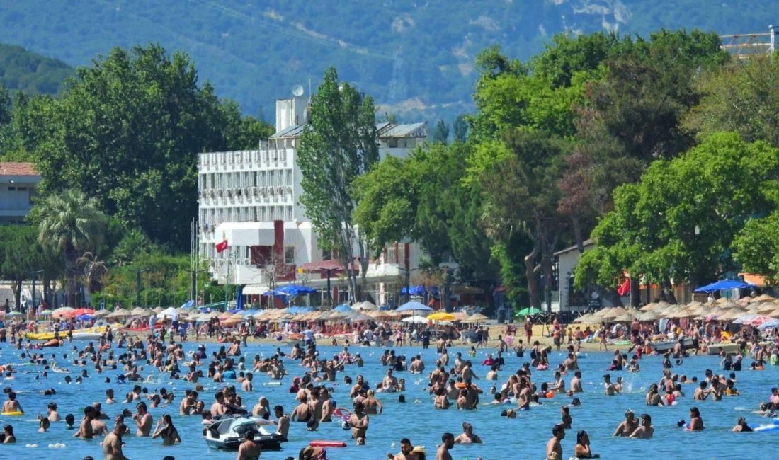 Erdek plajları doldu taştı Erdek, 9 günlük Kurban Bayramı tatilinde ziyaretçi akınına uğradı. Balıkesir’in