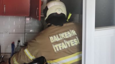 Erdek'te bir evin mutfağında &ccedil;ıkan yangın itfaiye ekipleri tarafından &ccedil;ok