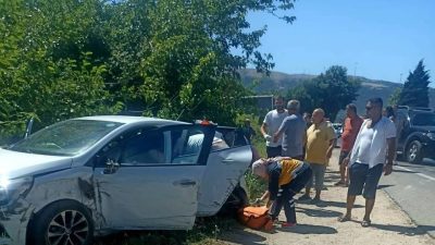 &nbsp;Erdek'te&nbsp;meydana gelen &ccedil;ift taraflı trafik kazasında 2 kişi yaralandı. Kaza,